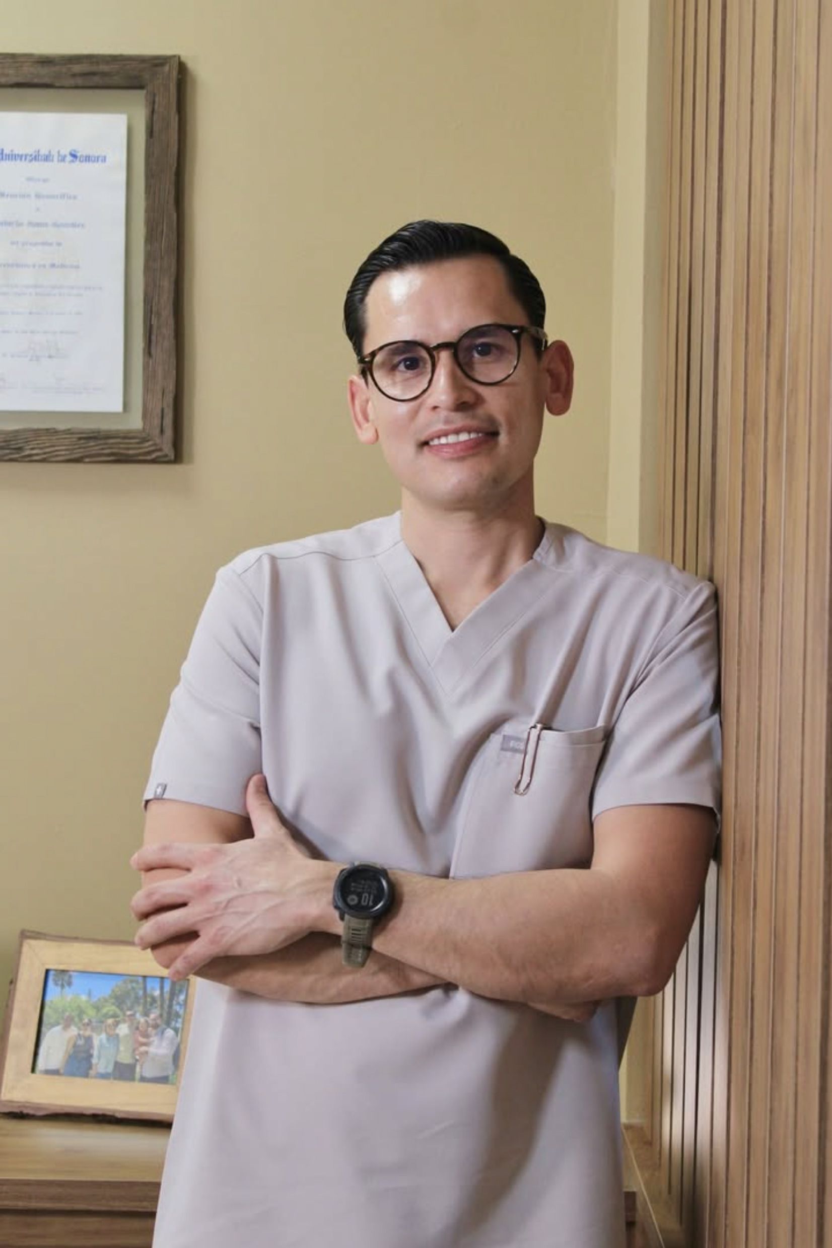 Dr. Abelardo Juanz en su consultorio
